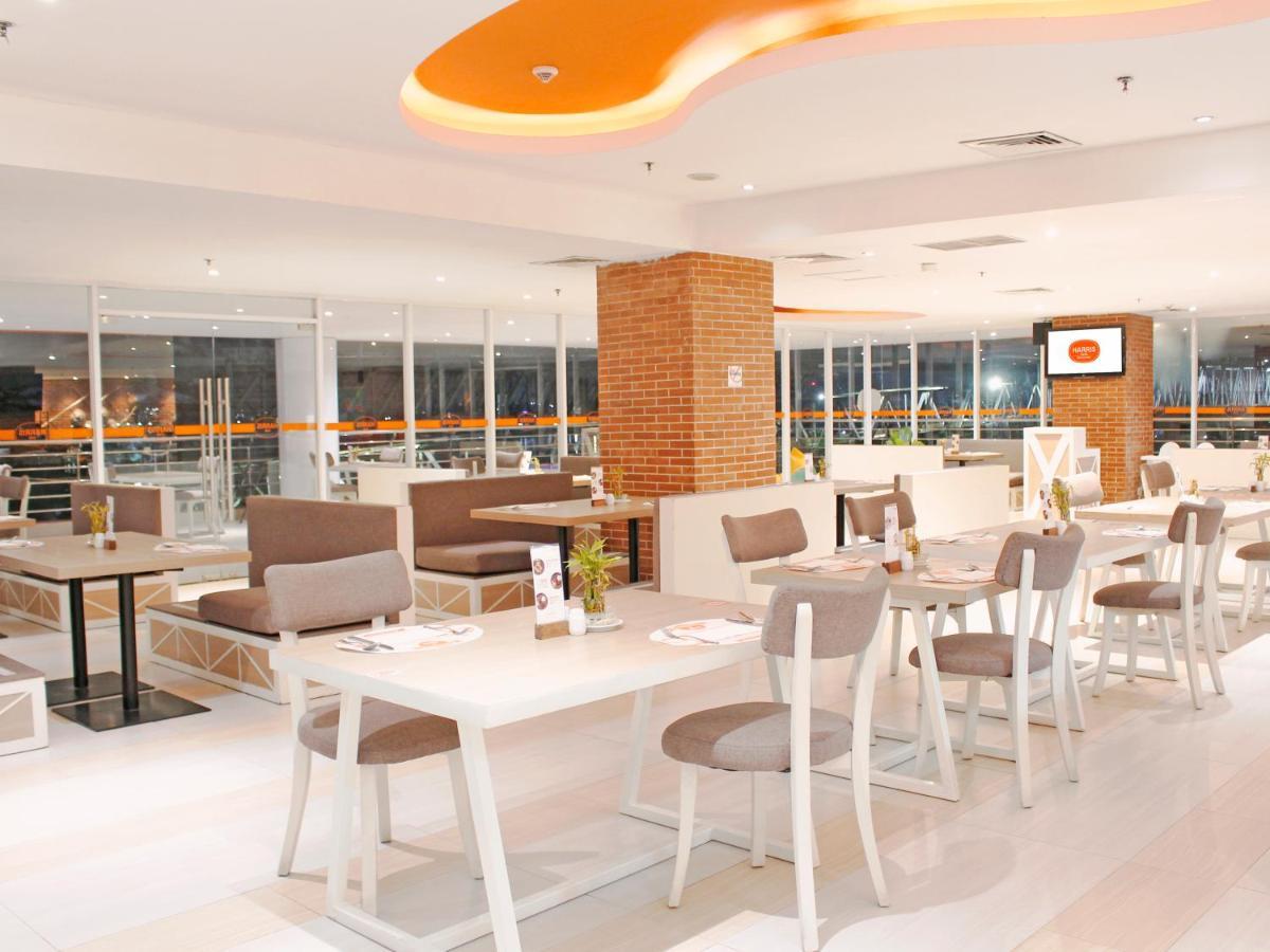 Harris Hotel Samarinda Exterior photo